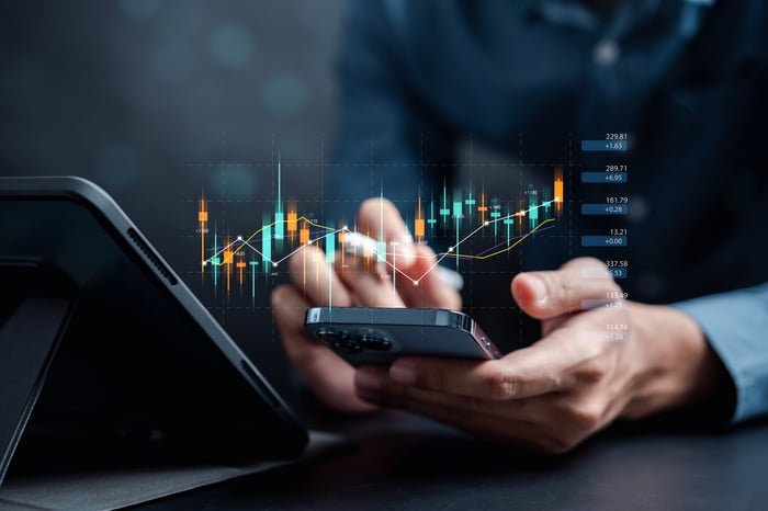 Personne sur smartphone regardant des graphiques