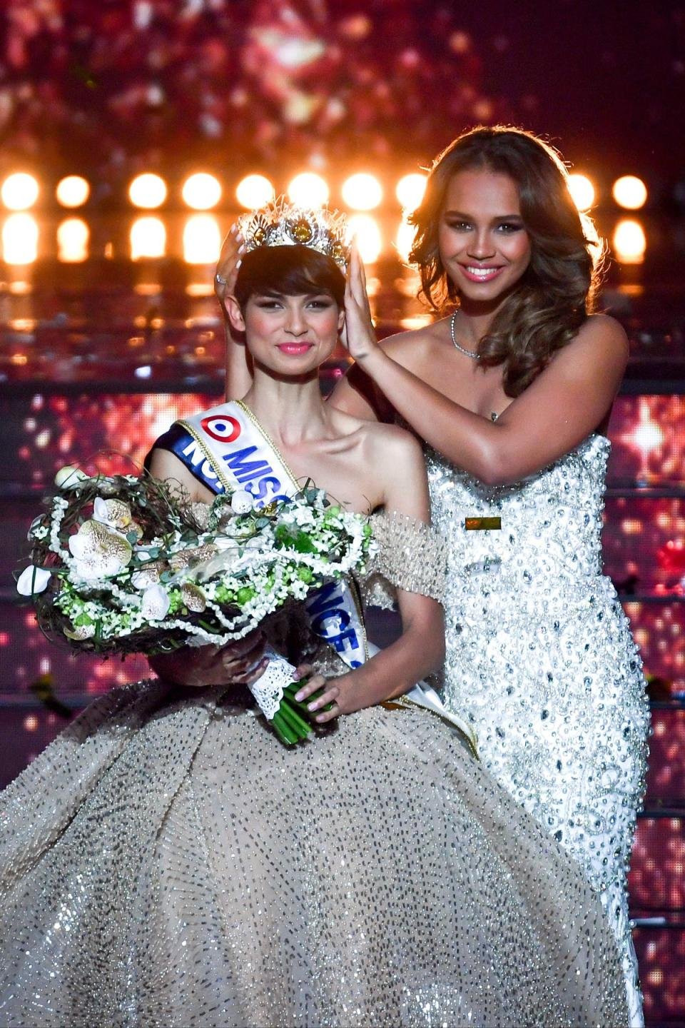 Eve Gilles couronnée Miss France 2024 par la précédente gagnante, Indira Ampiot (AFP via Getty Images)