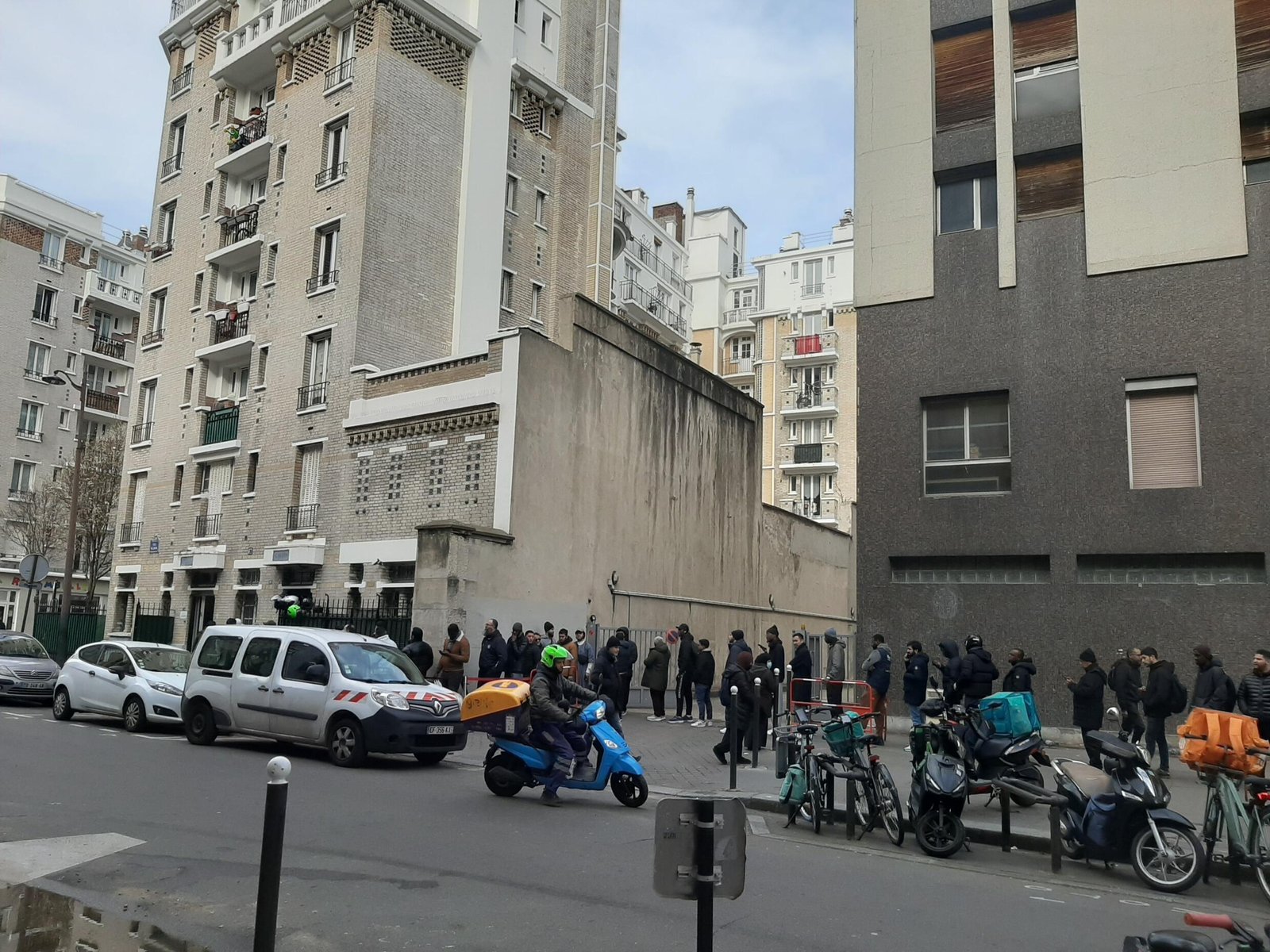 La file d'attente devant la mosquée de Javel, dans le 15e arrondissement de Paris, un vendredi matin de Ramadan.