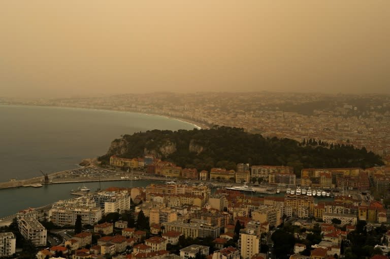 La poussière soufflée du Sahara crée une brume au-dessus de la ville de Nice, sur la Côte d'Azur, provoquant des avertissements sur la qualité de l'air (Valery HACHE)