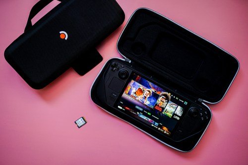 Le Steam Deck OLED assis dans un étui.