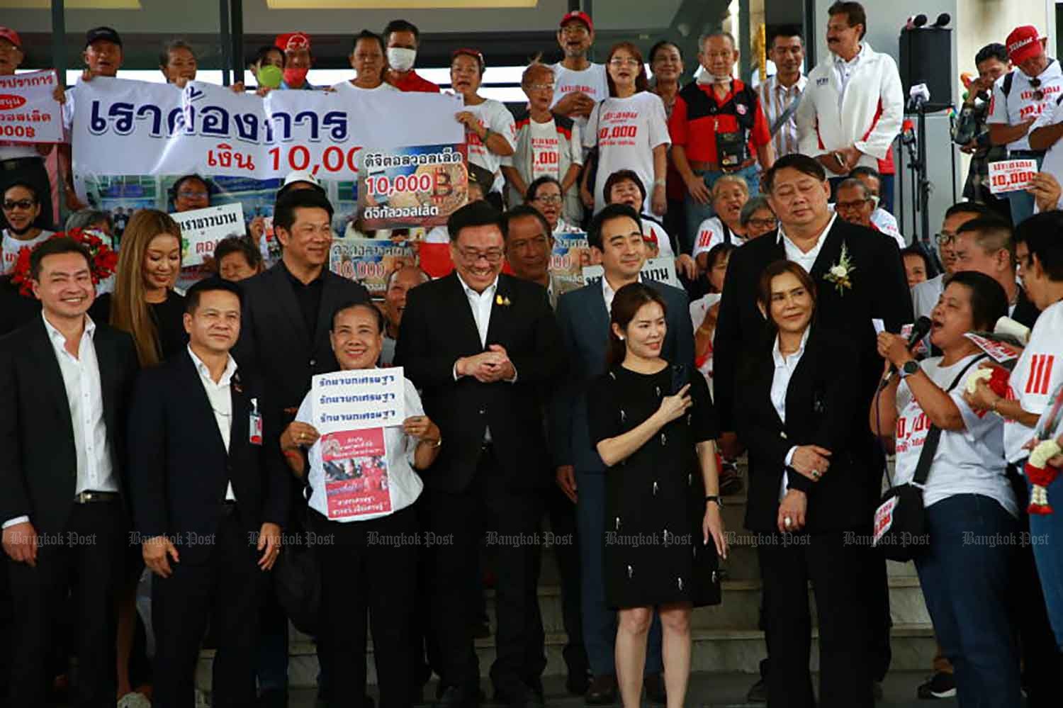 Le vice-ministre des Finances Julapun Amornvivat, au centre, rencontre les partisans du projet de portefeuille numérique au siège du parti Pheu Thai en octobre de l'année dernière.  (Photo : Somchai Poomlard)