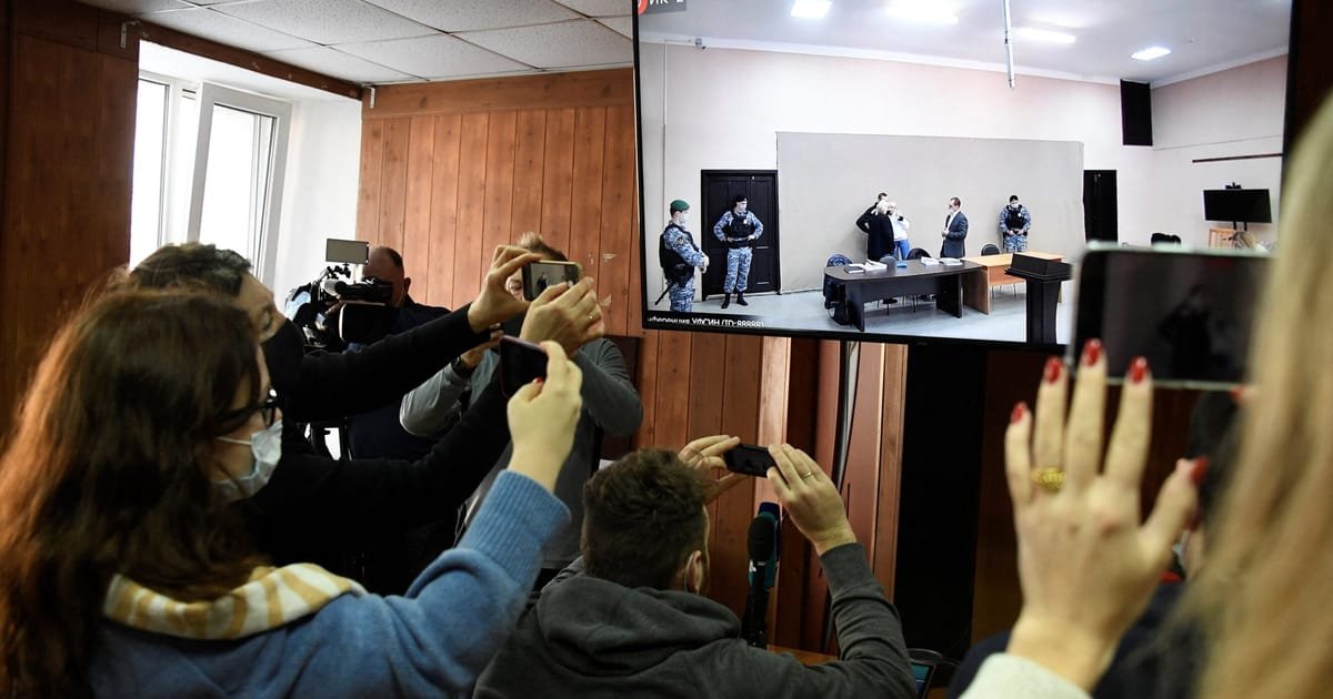 Le journaliste russe qui a couvert le procès de Navalny est arrêté pour extrémisme