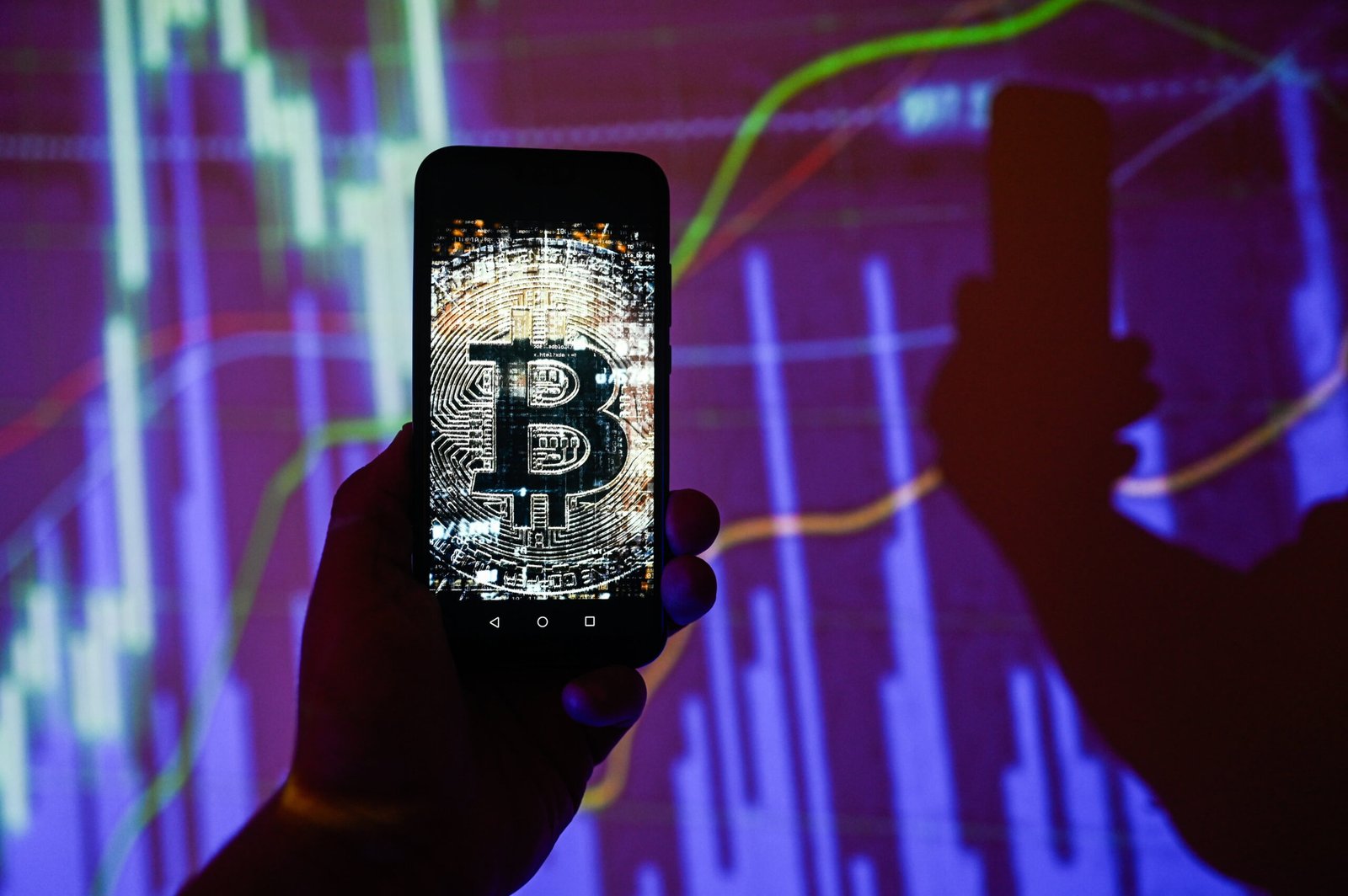 Le prix du Bitcoin tombe brièvement en dessous de 60 000 $ avant de rebondir avant de diminuer de moitié