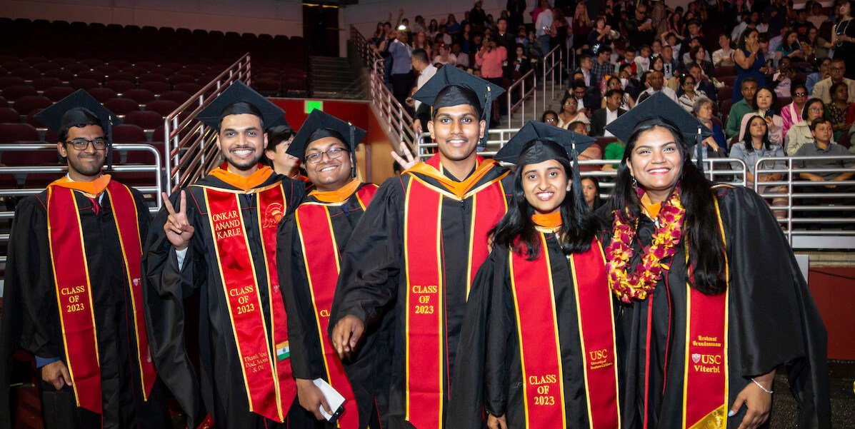 Photo d'étudiants diplômés de 2023 postés joyeusement à l'intérieur du Centre Galen