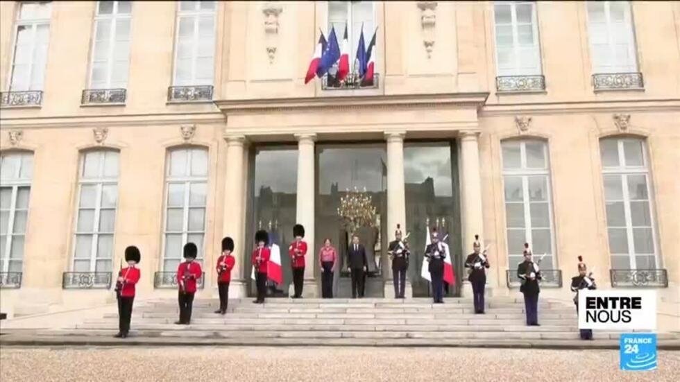 Les troupes francaises et britanniques echangent leurs gardes pour marquer