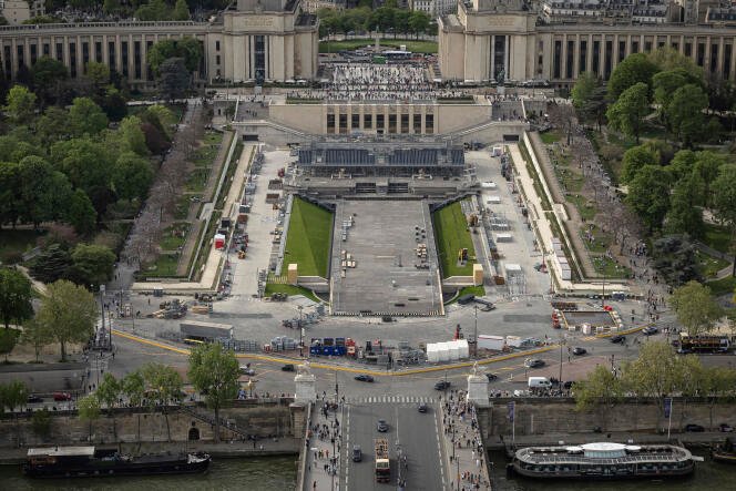 Les travaux sont en cours dans les jardins du Trocadro, en prévision de la cérémonie d'ouverture des Jeux olympiques qui se déroulera sur la Seine.  Dimanche 14 avril 2024 à Paris.