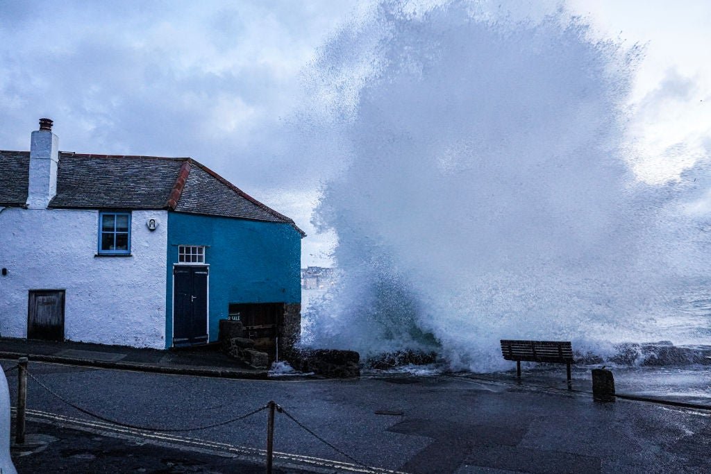 Regardez la tempête européenne Kathleen frapper les côtes du Royaume-Uni et de la France avec des vagues massives