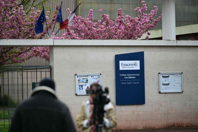 Un garçon français décède dans le dernier incident de violence scolaire en France 1 Une équipe de télévision intervient devant l'entrée du collège Les Sablons à Viry-Chatillon le 5 avril 2024, au lendemain de l'agression d'un adolescent transporté d'urgence à l'hôpital.