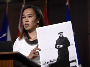 Le député Mumilaaq Qaqqaq tient une photo de Johannes Rivoire lors d'une conférence de presse sur la Colline parlementaire à Ottawa, le jeudi 8 juillet 2021.