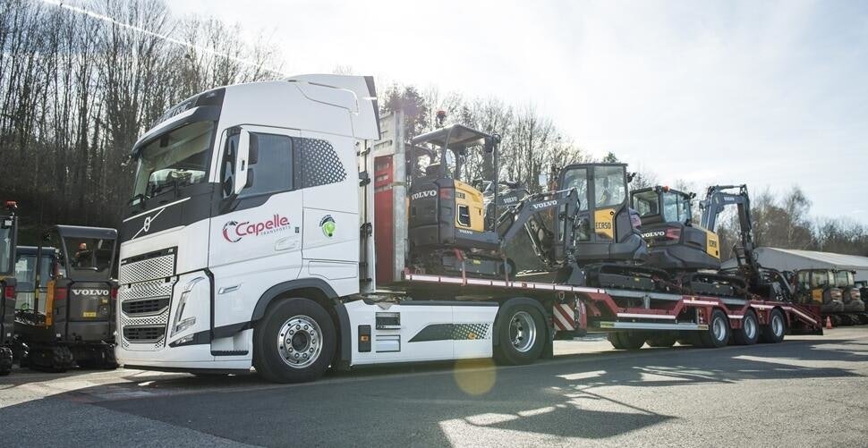 Volvo Construction teste la livraison d’excavatrices en France avec une navette électrique