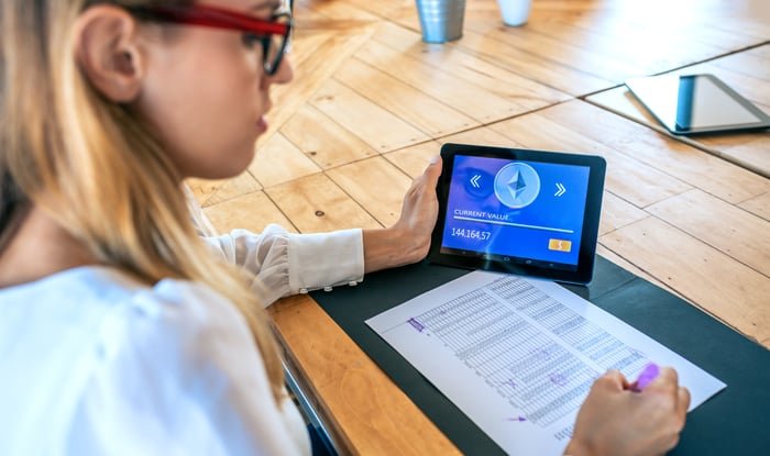 1 des principales crypto-monnaies à acheter avant qu’elles n’atteignent une valorisation de 1 000 milliards de dollars, selon Cathie Wood |  Le fou hétéroclite