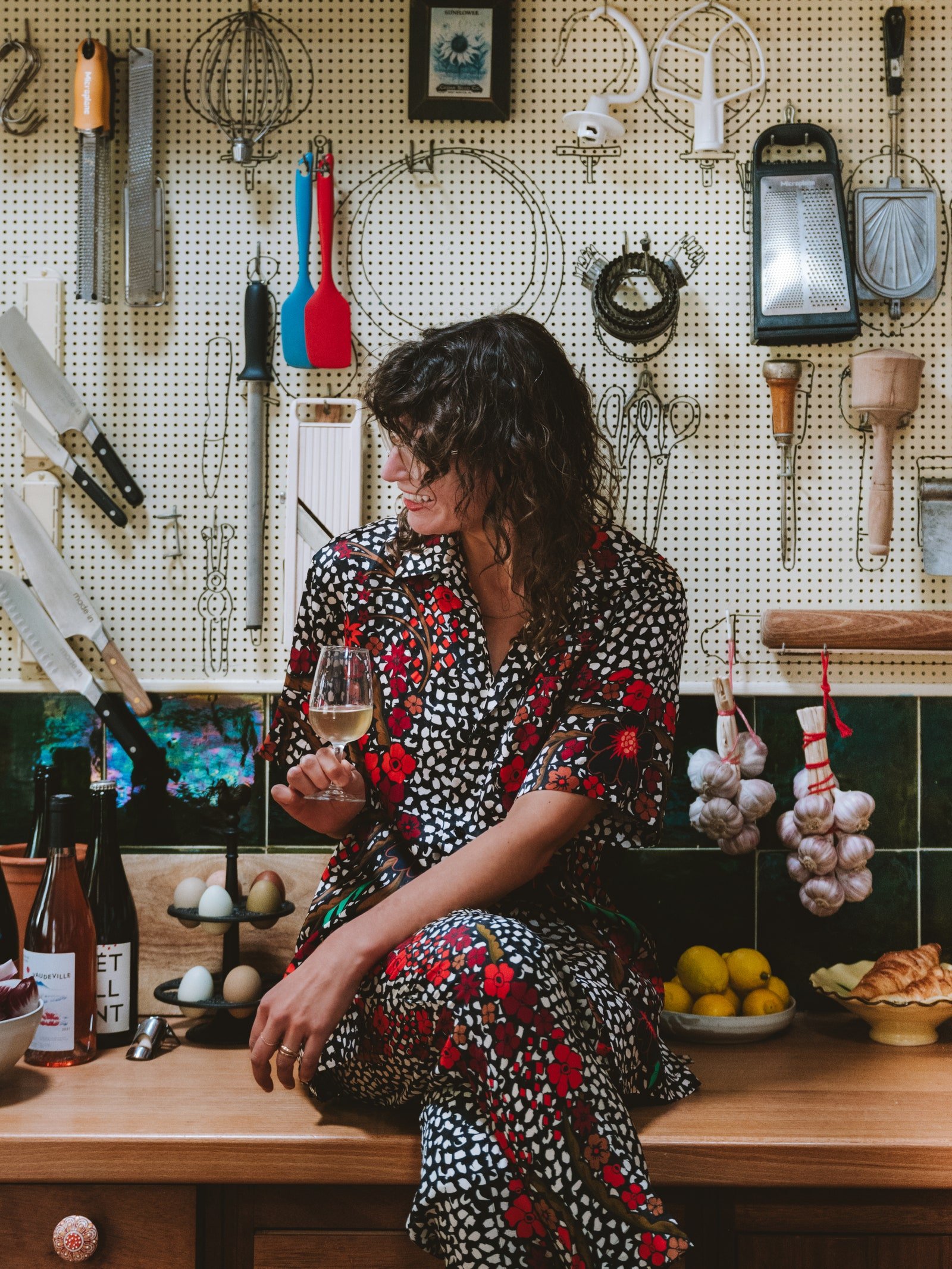 L'image peut contenir des accessoires pour personne adulte, des bijoux, une bague, des meubles de bureau, une table, un appareil de peinture, une pelle et un outil.
