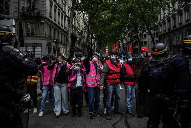 1er mai : la police annonce 120 000 marches en France, les syndicats en réclament 200 000 2 Des manifestants affrontent la police anti-émeute des CRS lors d'un rassemblement du 1er mai à Lyon, en France, le 1er mai 2024.
