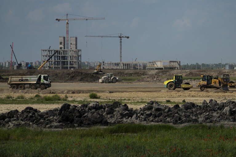 DOSSIER – La construction est en cours pour une usine de batteries pour véhicules électriques construite par la société chinoise Contemporary Amperex Technology Co. Limited (CATL) à Debrecen, en Hongrie, le mardi 23 mai 2023. (AP Photo/Denes Erdos, File)