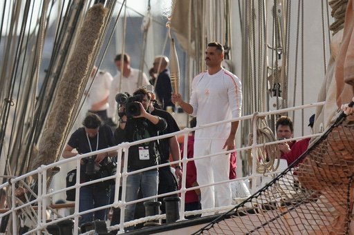 Les porteurs du flambeau à Marseille donnent le coup d’envoi du voyage de la flamme olympique à travers la France