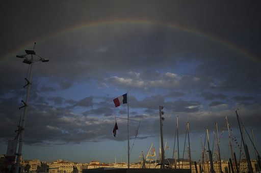 Les porteurs du flambeau à Marseille donnent le coup d’envoi du voyage de la flamme olympique à travers la France