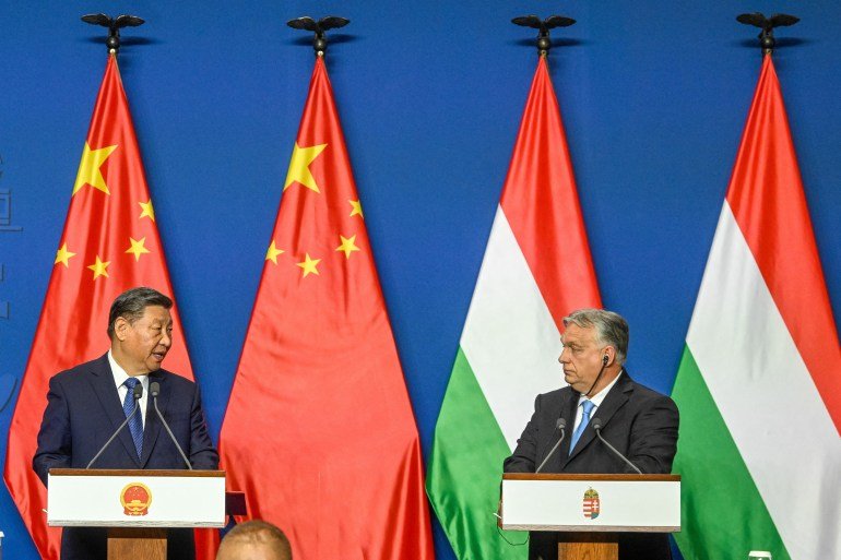 Le président chinois Xi Jinping (à gauche) et le Premier ministre hongrois Viktor Orban (à droite) font une déclaration après leurs entretiens officiels au monastère de Carmelita, siège du Premier ministre, dans le quartier du château de Buda à Budapest,