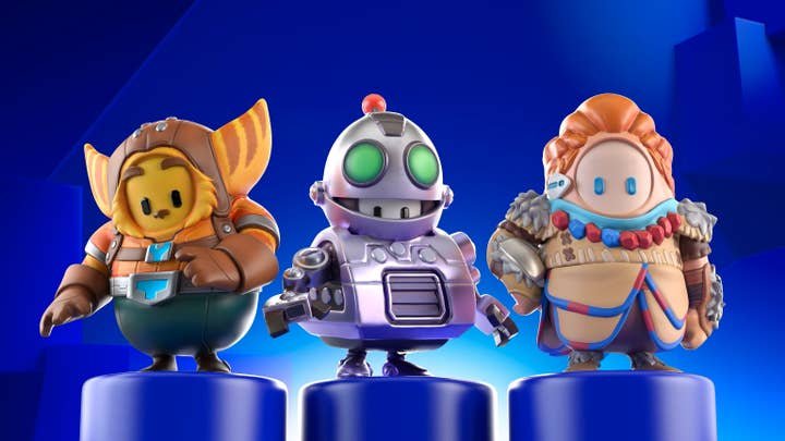 Trois personnages de Fall Guys portant des costumes des personnages Sony Ratchet, Clank et Aloy d'Horizon