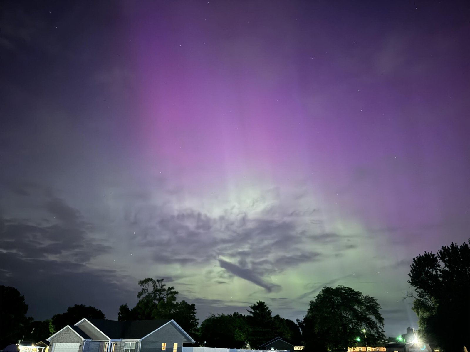 Une aurore est observée au-dessus de l'Ohio aux États-Unis lors d'une tempête géomagnétique le 10 mai 2024.