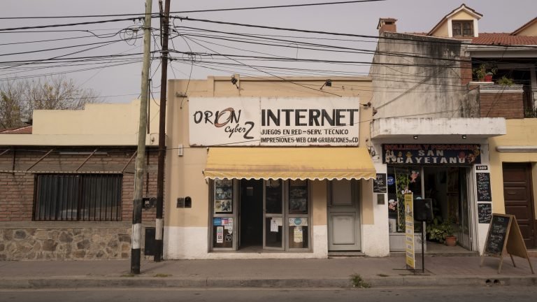 La crise économique en Argentine, une bénédiction déguisée pour les cybercafés 2 Photo montrant l’extérieur d’un bâtiment avec une pancarte annonçant un cybercafé.