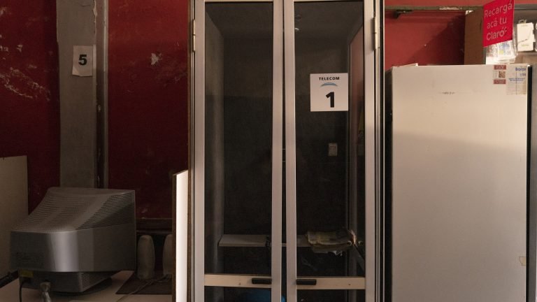 La crise économique en Argentine, une bénédiction déguisée pour les cybercafés 5 Une photo d’une cabine téléphonique et d’un ordinateur dans une pièce.