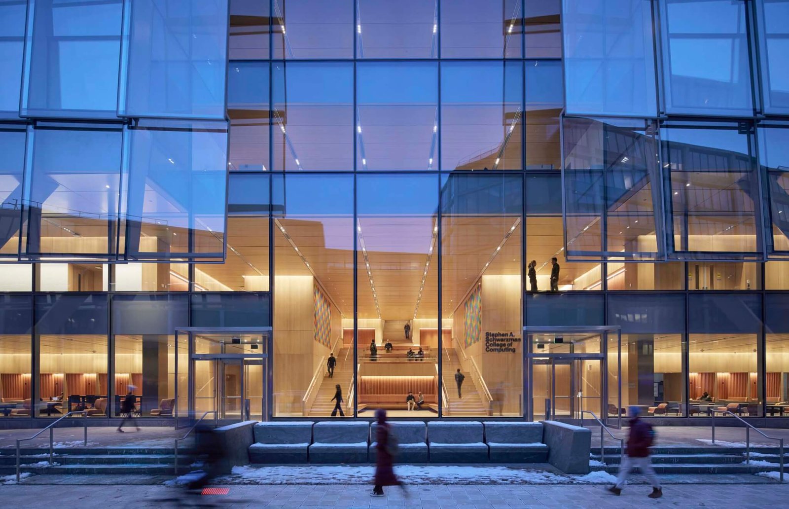 des bardeaux de verre devant l'extérieur du Schwarzman College of Computing du MIT