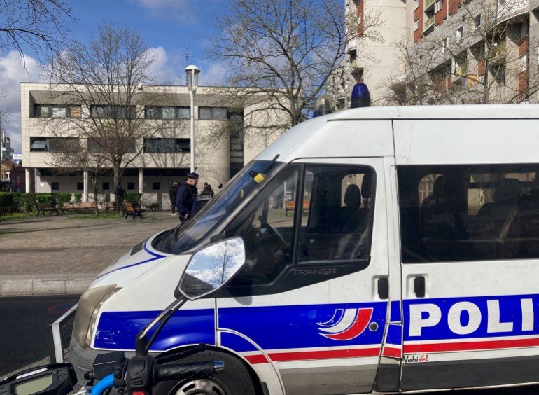 Une photo montre un fourgon de police devant le commissariat de La Courneuve, banlieue nord de Paris