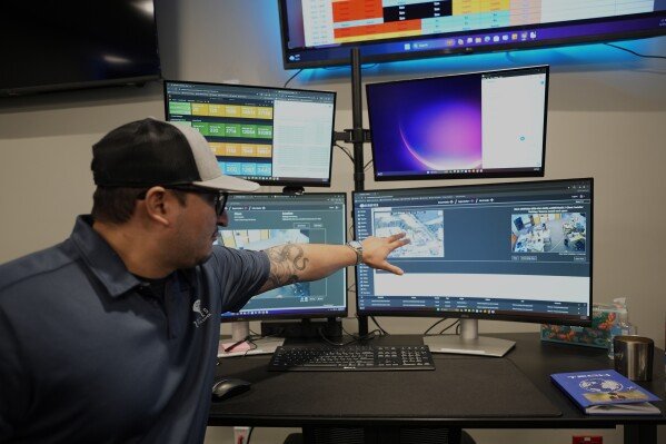 L'analyste de ZeroEyes, Mario Hernandez, démontre l'utilisation de l'intelligence artificielle avec des caméras de surveillance pour identifier les armes visibles au centre des opérations de l'entreprise, le vendredi 10 mai 2024, à Conshohocken, en Pennsylvanie. (AP Photo/Matt Slocum)