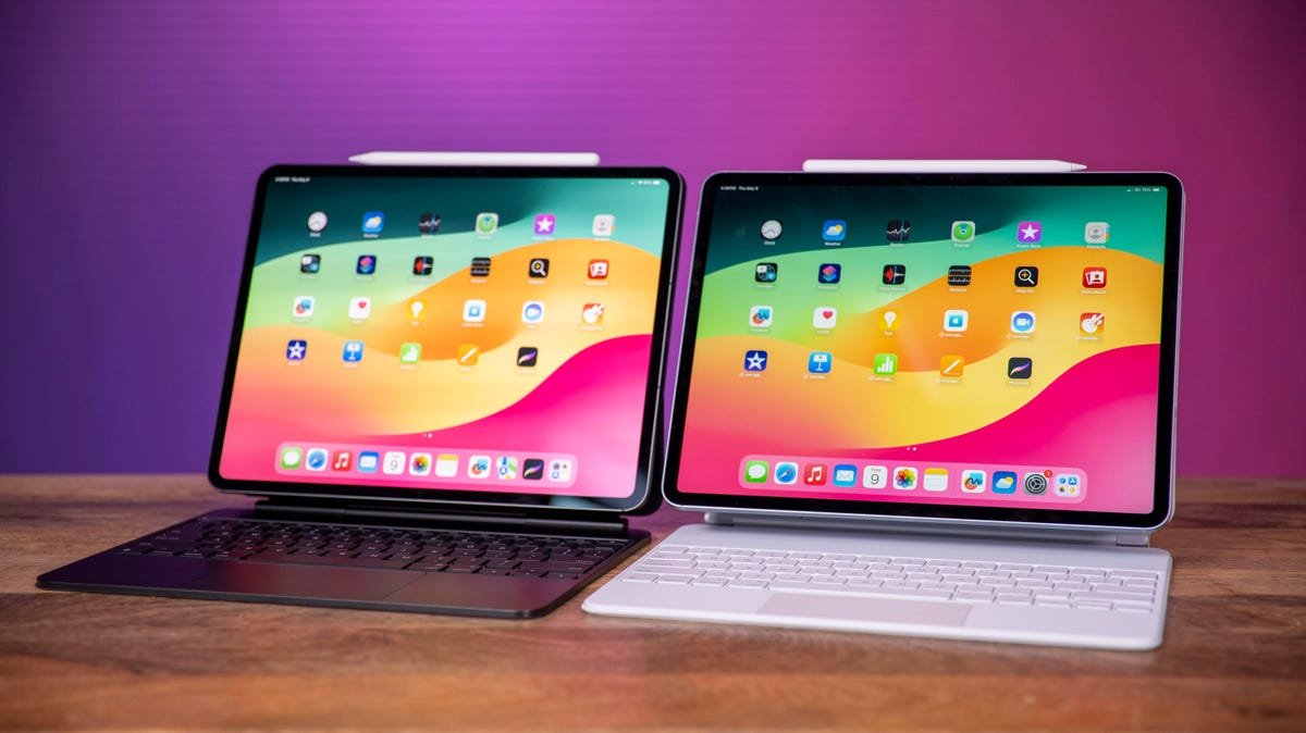 Examen de l'iPad Air 2024 en cours : l'iPad « Pro » que vous devriez acheter 3 Modèles iPad Air et iPad Pro 13 pouces avec claviers et crayons sur une table