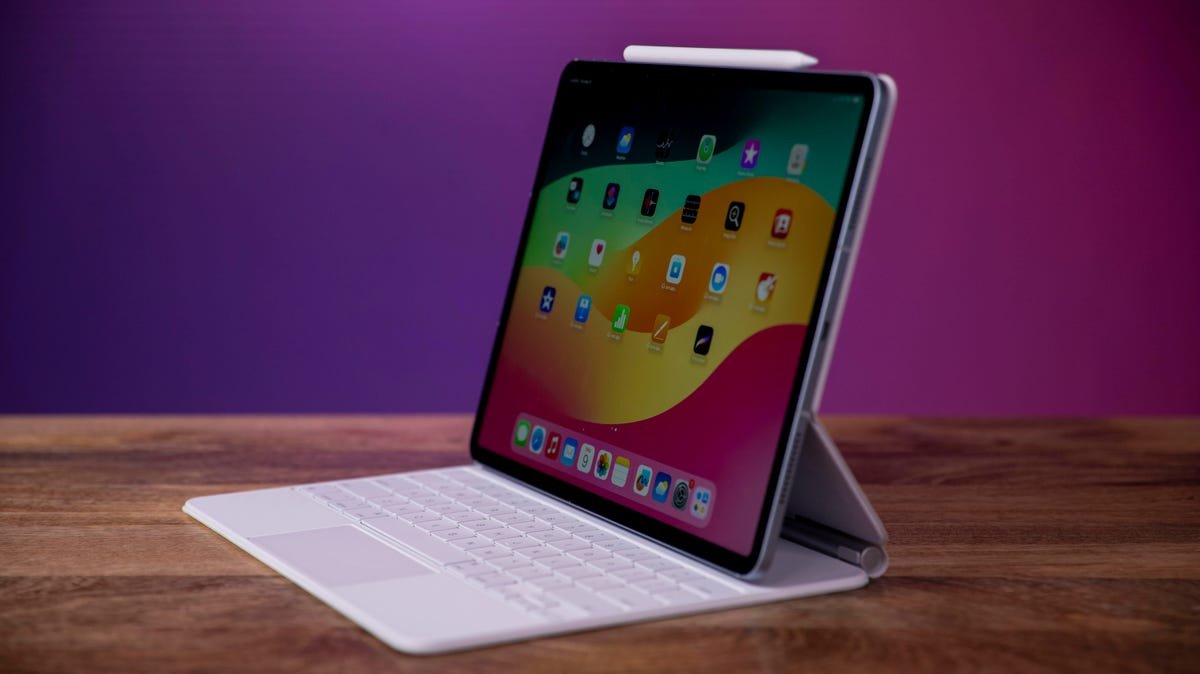 Examen de l'iPad Air 2024 en cours : l'iPad « Pro » que vous devriez acheter 4 iPad Air vu de côté avec un étui pour clavier