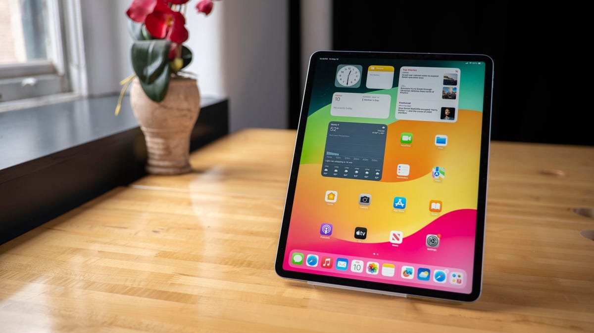 Examen de l'iPad Air 2024 en cours : l'iPad « Pro » que vous devriez acheter 6 Un iPad posé sur une table