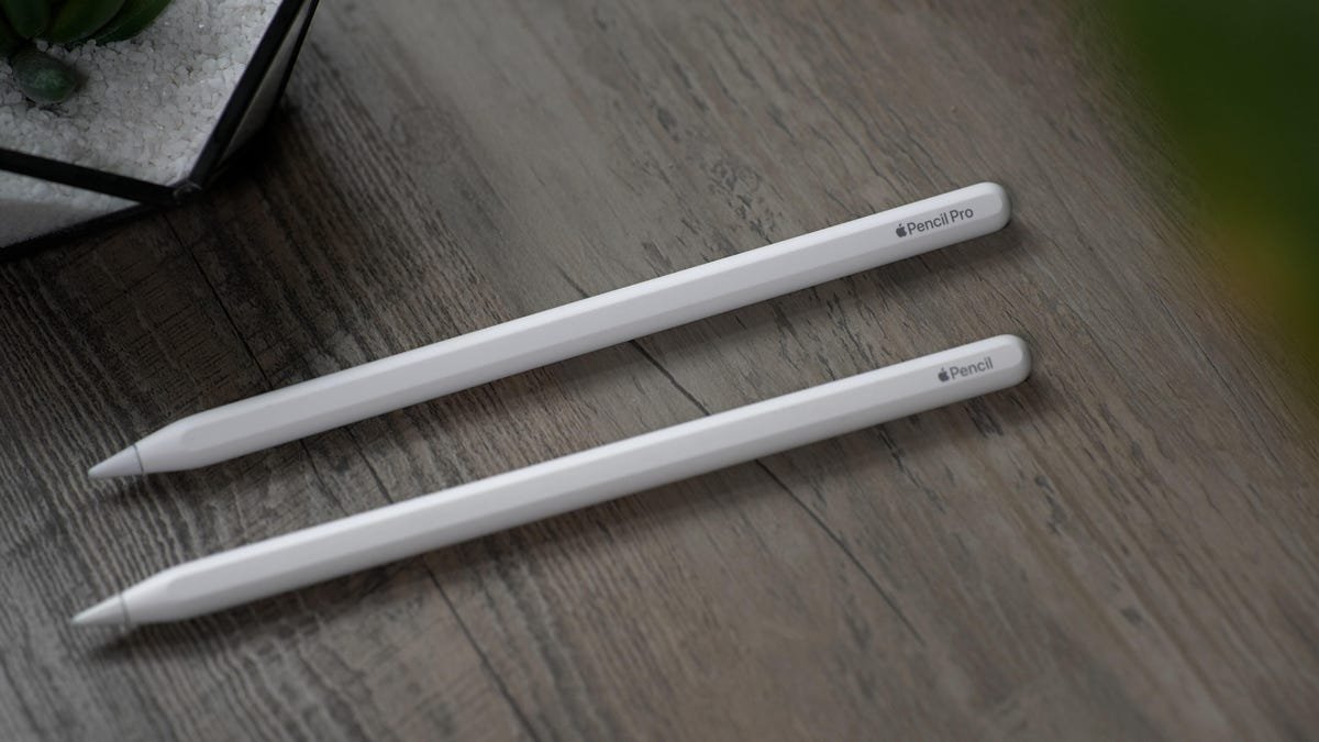 Examen de l'iPad Air 2024 en cours : l'iPad « Pro » que vous devriez acheter 5 Stylets Apple Pencil Pro et Pencil 2 sur une table en bois
