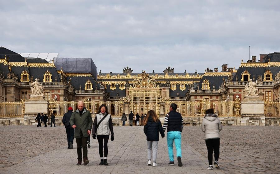 1716121464 623 ObjectifALentille Cite interdite et chateau de Versailles temoins