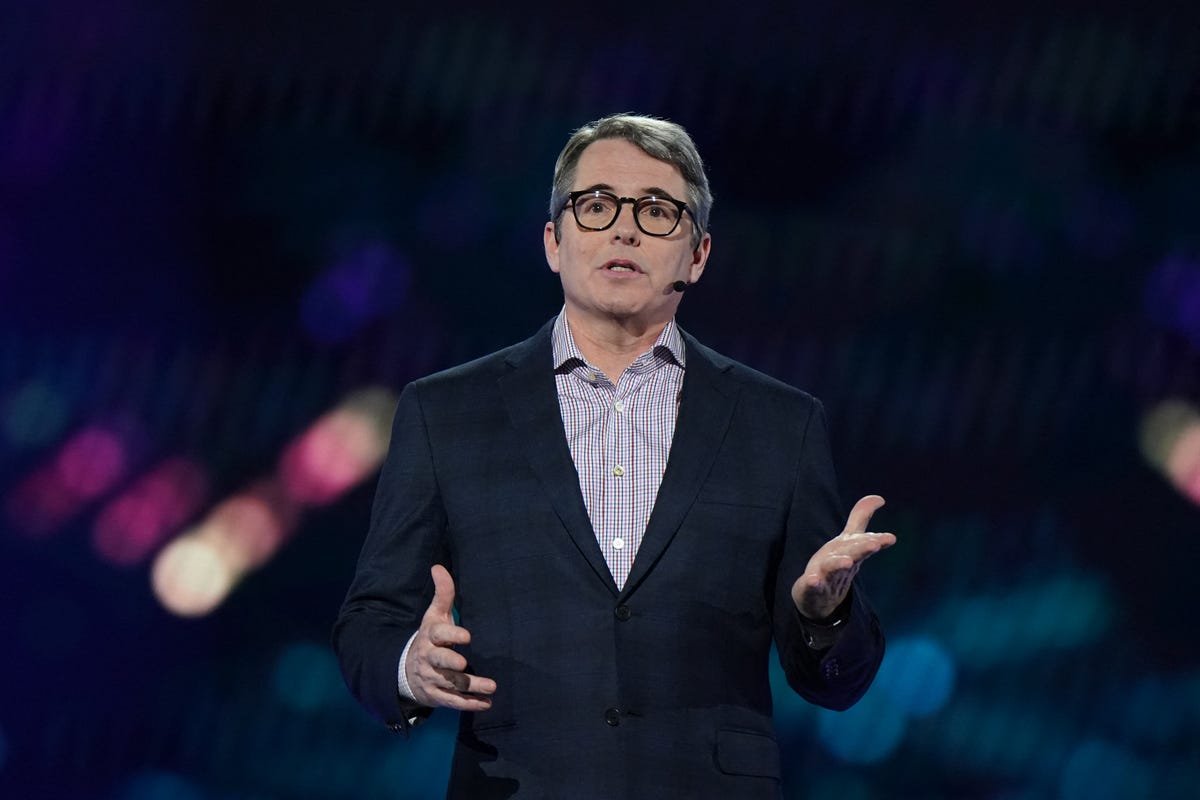 Matthew Broderick sur scène s'exprimant lors de la conférence RSA 2024