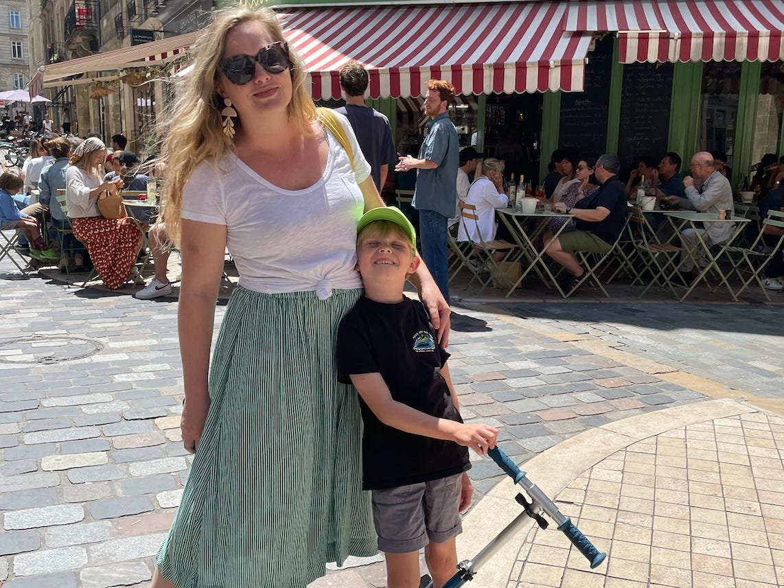 Je suis une maman américaine vivant en France.  Je n’ai jamais vu d’écran à l’heure des repas et les enfants français sont toujours bien habillés.