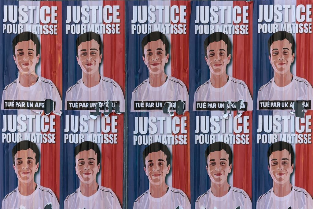 La campagne électorale de Macron trébuche alors qu’une vague de violence frappe la France