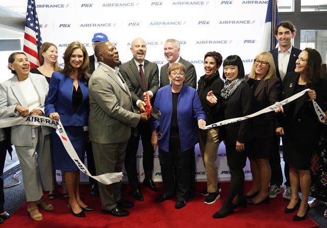 Kevin Robinson, membre du Conseil de Phoenix, et Debra Stark, maire adjointe, ont coupé le ruban de cérémonie avant le premier vol sans escale d'Air France entre l'aéroport international Phoenix Sky Harbor et l'aéroport Paris-Charles de Gaulle le 23 mai 2024.