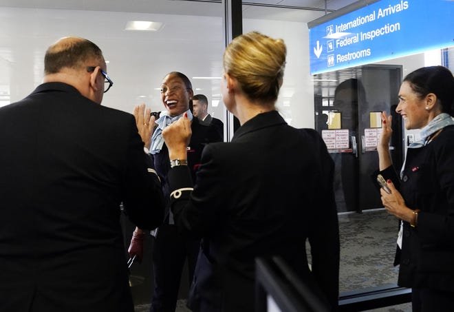 Les membres d'équipage d'Air France entrants saluent les membres d'équipage sortant alors que le premier vol sans escale d'Air France entre l'aéroport international Phoenix Sky Harbor et l'aéroport Paris-Charles de Gaulle se prépare à embarquer le 23 mai 2024.