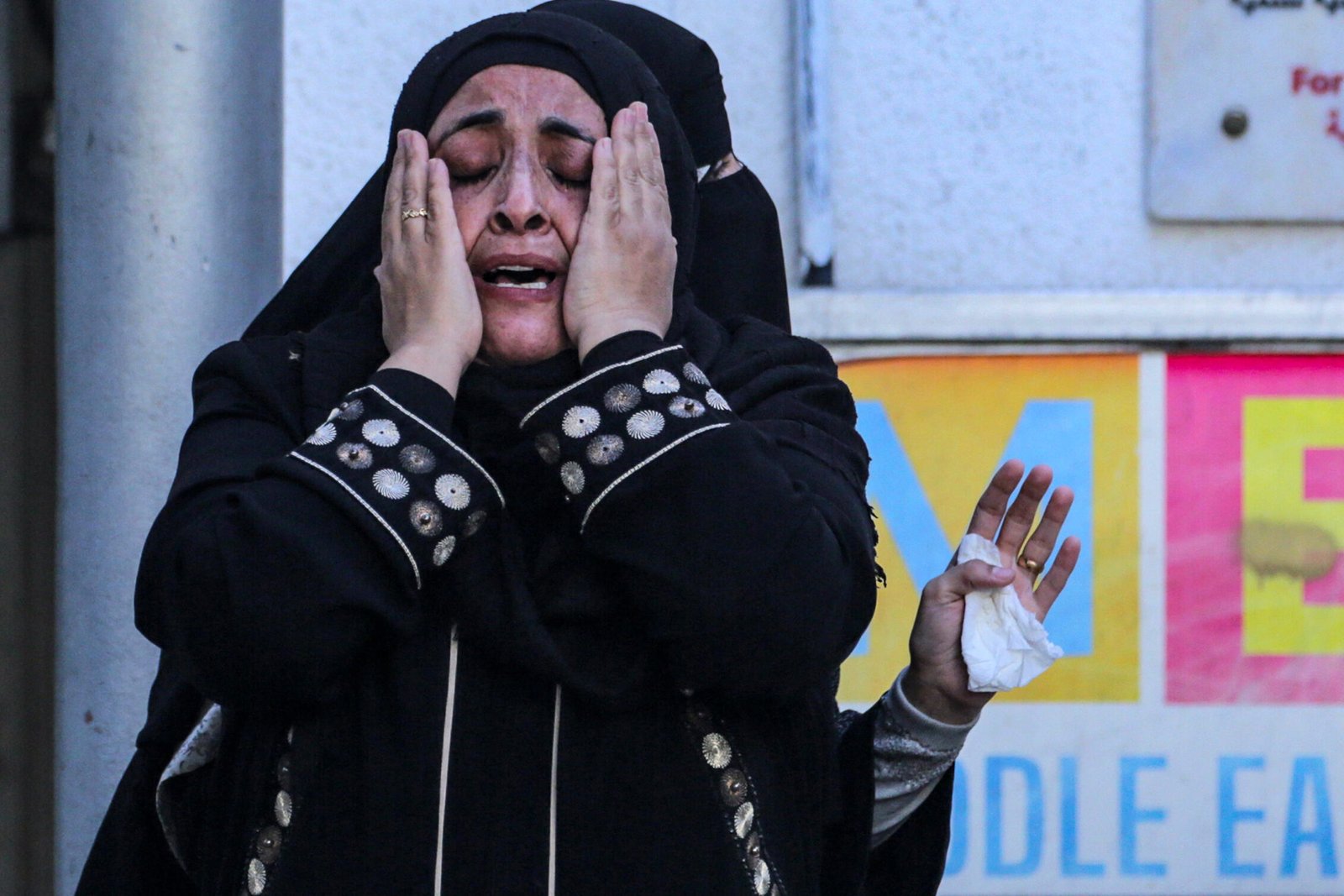 Une Palestinienne réagit à une frappe israélienne contre un bâtiment à Nuseirat, le 25 mai 2024.