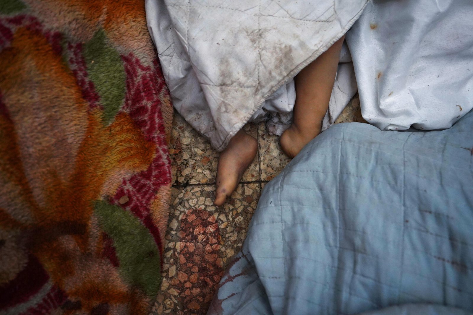 Les gens pleurent devant les corps de leurs proches tués après que le bombardement israélien a frappé une maison familiale à Nuseirat, à l'hôpital des martyrs d'Al-Aqsa à Deir al-Balah, dans le centre de la bande de Gaza, le 27 mai 2024.