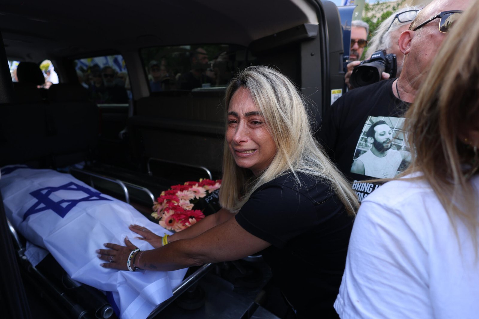 Des proches lors des funérailles de l'otage israélien Hanan Yablonka, enlevé lors de l'attaque du 7 octobre et dont le corps a été récupéré par l'armée israélienne lors d'une opération à Jabalia