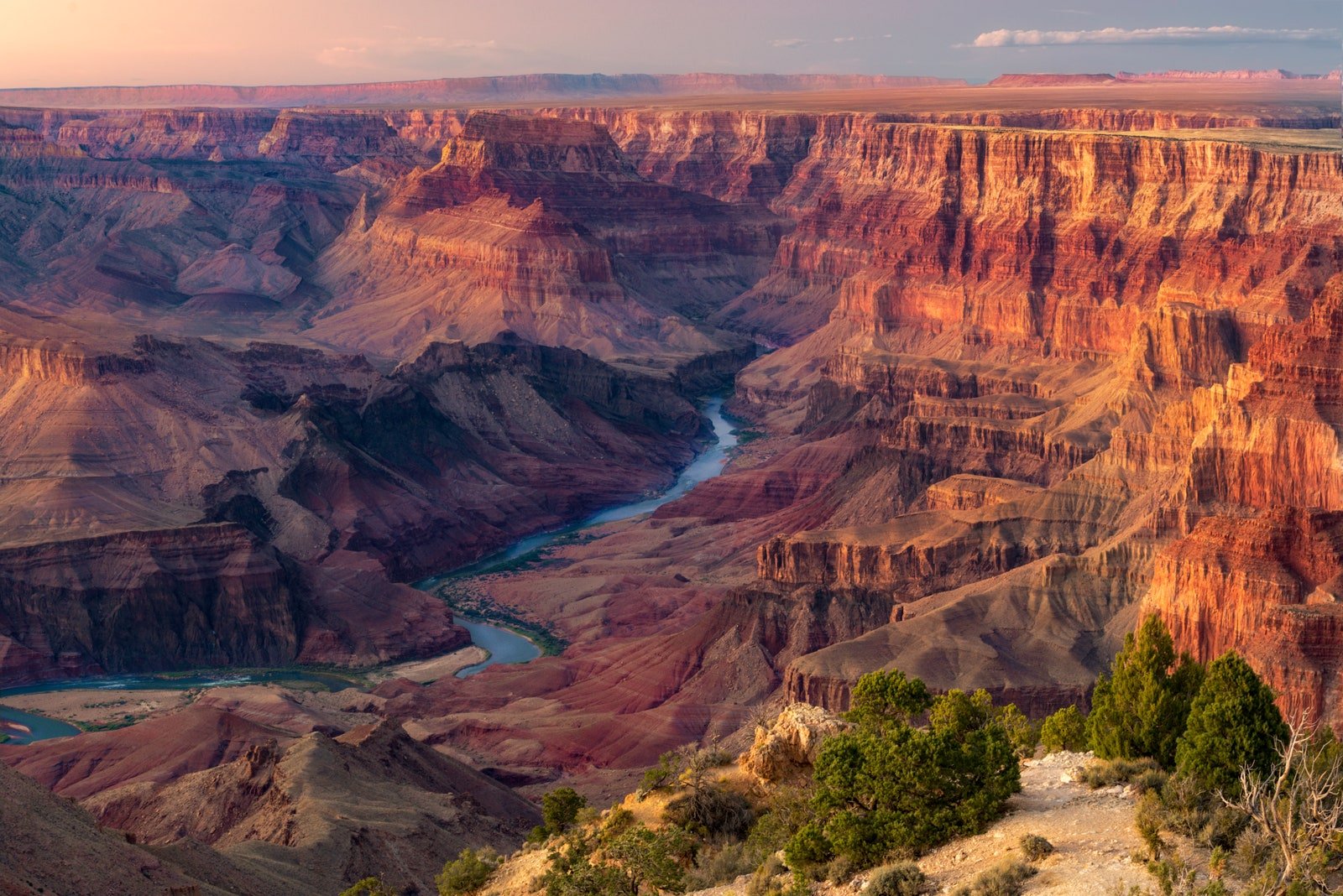 Coucher de soleil coloré surplombant le fleuve Colorado au cœur du Grand Canyon