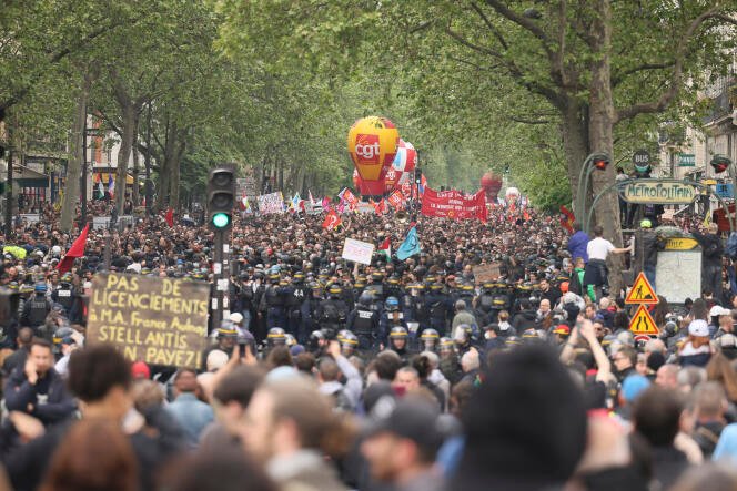 1er mai : la police annonce 120 000 marches en France, les syndicats en réclament 200 000 1 Des milliers de personnes défilent lors de la manifestation du 1er mai, mercredi 1er mai 2024 à Paris.