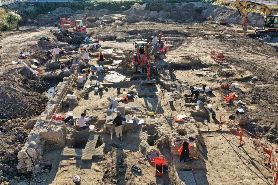 Des archéologues fouillent l'ancien cimetière romain de Narbonne.