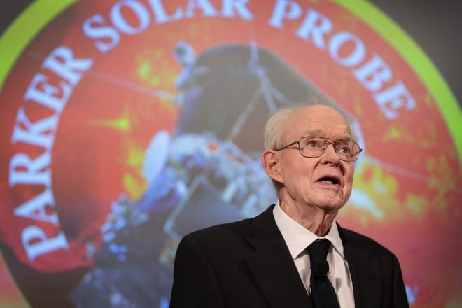 L'astrophysicien de l'Université de Chicago, le Dr Eugene Parker, écoute en 2017 les responsables de la NASA annoncer leur intention de déployer pour la première fois une sonde solaire dans l'atmosphère du soleil.