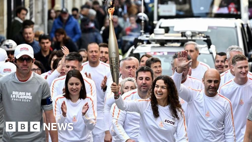 Arrestation de Français à Bordeaux pour complot présumé contre le relais de la flamme olympique – BBC News