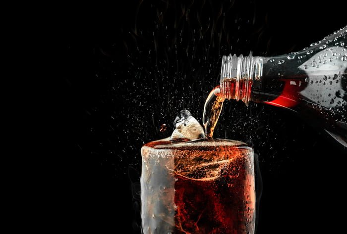 Soda versée dans un verre