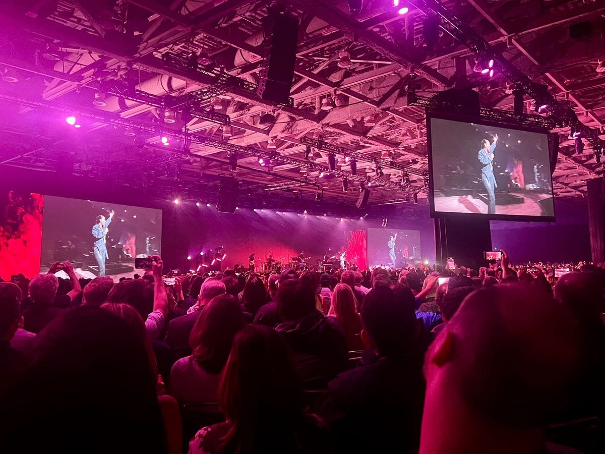 Alicia Keys chante lors du discours d'ouverture de la RSA Conference 2024