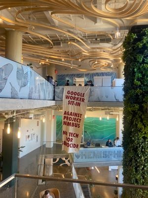 Les employés de Google ont organisé des manifestations le 16 avril 2024, notamment dans les bureaux de New York, illustrés ici, contre les accords de cloud computing de l'entreprise avec Israël.